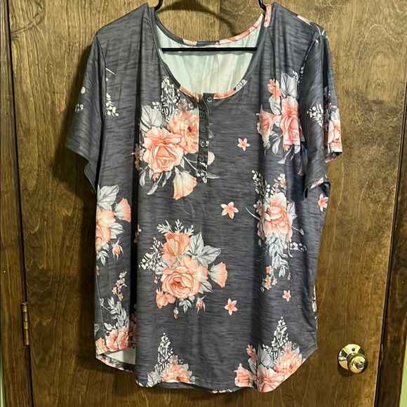 unbranded Tops - Women’s floral top